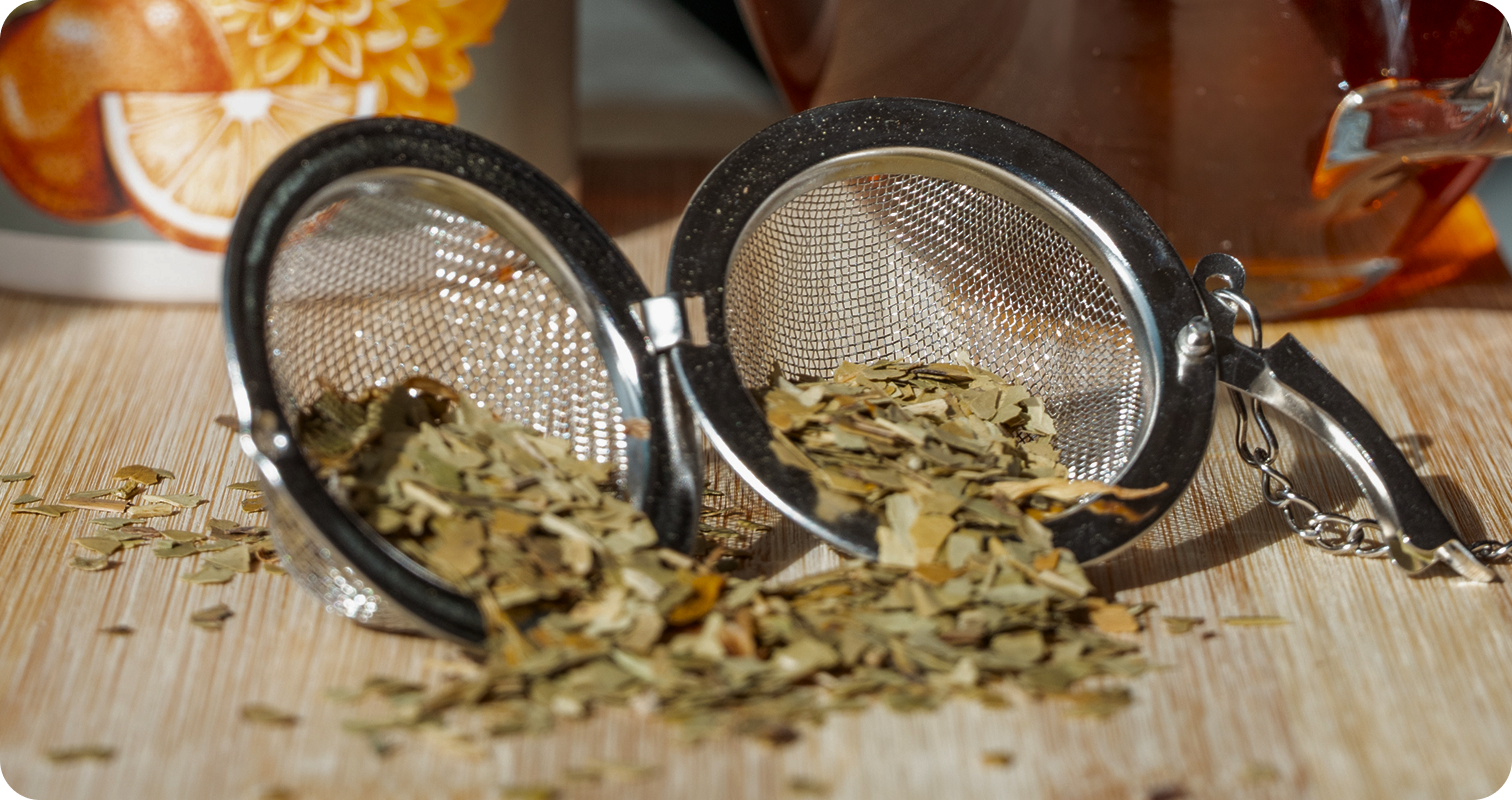 Tea infuser with focus flow on a wooden surface